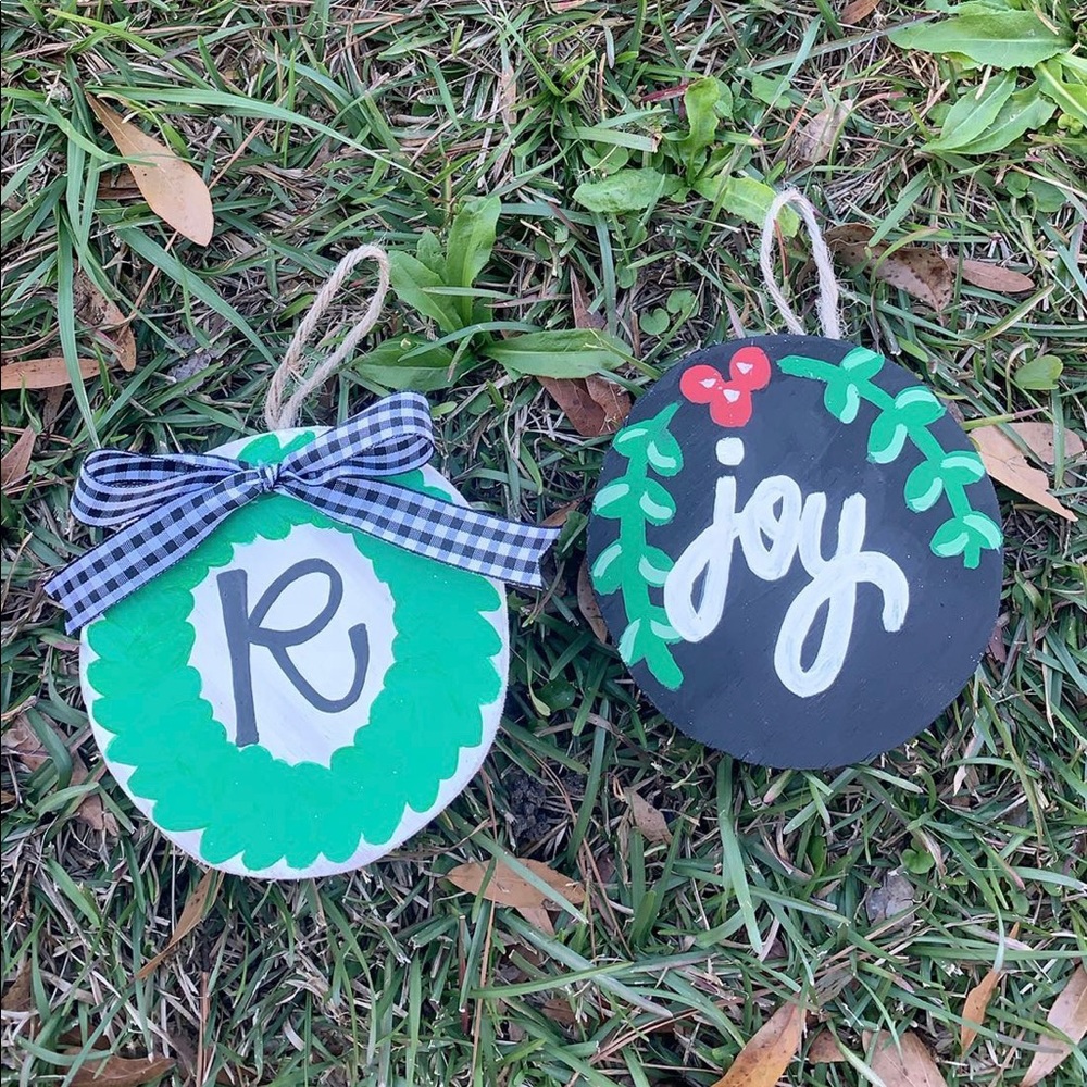2 christmas ornaments 🎄
